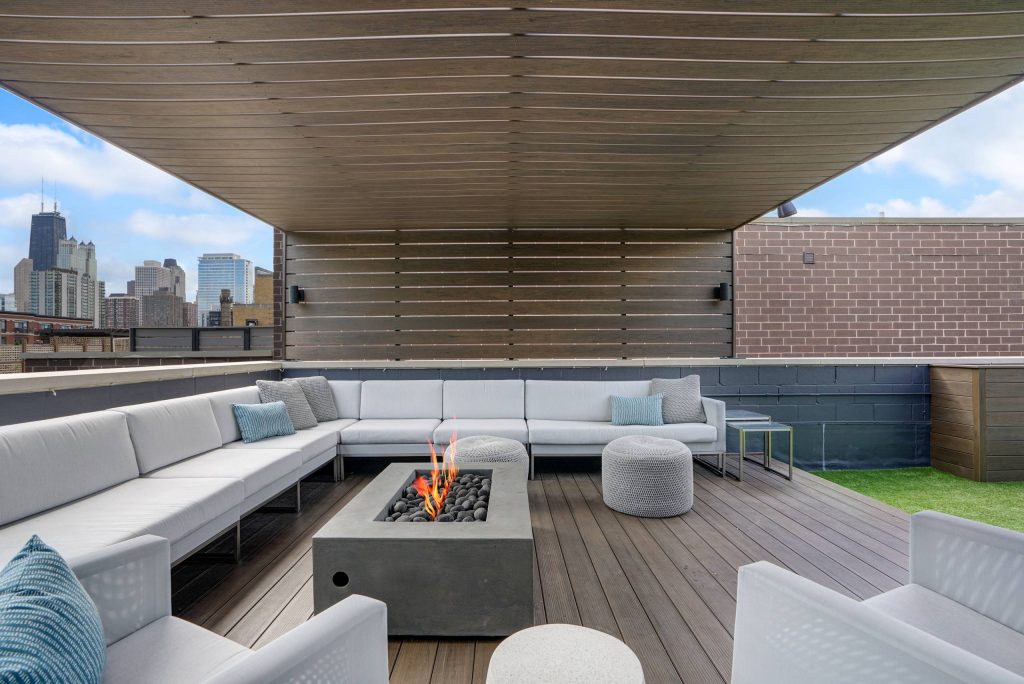 Example of a trendy rooftop rooftop deck design in Chicago with a fire pit and a pergola