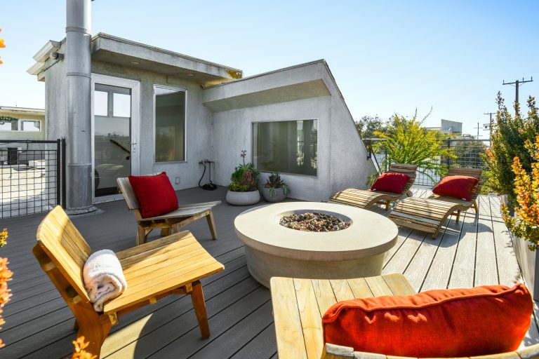 Urban rooftop rooftop deck photo in Los Angeles with a fire pit and no cover