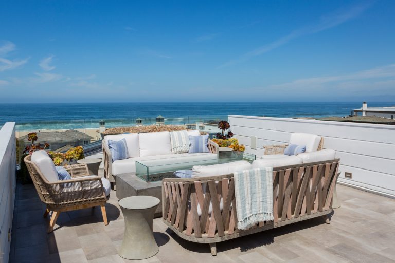 Large beach style rooftop rooftop mixed material railing deck photo in Los Angeles with a fire pit and no cover