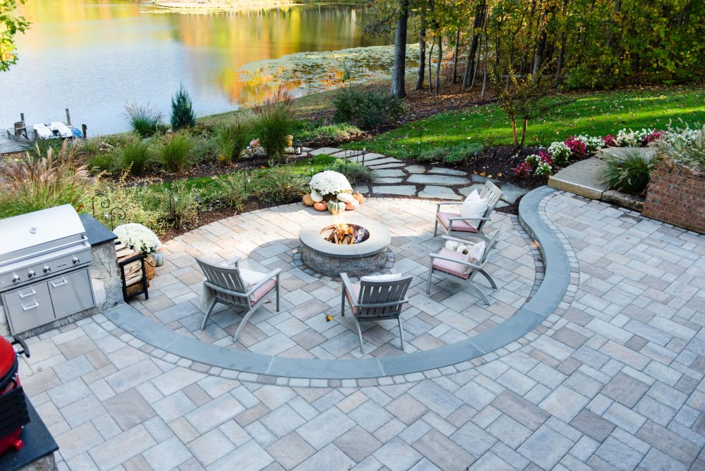 Mid-sized elegant backyard concrete paver patio photo in Richmond with a fire pit