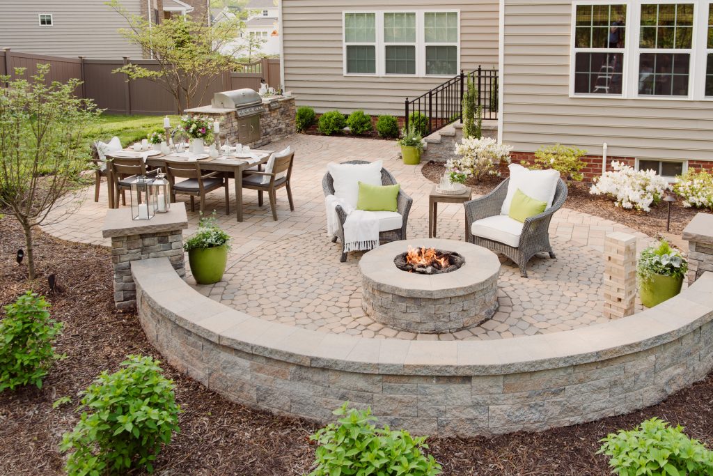Inspiration for a mid-sized timeless backyard concrete paver patio remodel in Richmond with a fire pit and no cover