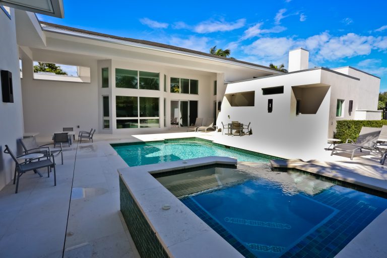 A contemporary South Florida pool