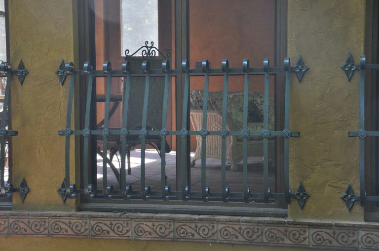 A look inside the screened terrace.