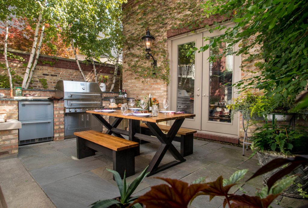 A small outdoor kitchen in the heart of Chicago.