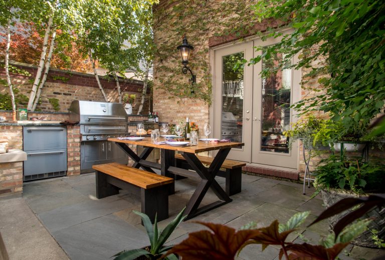 A small outdoor kitchen in the heart of Chicago.