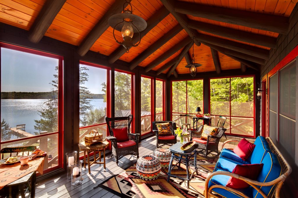 A stunning screen porch overlooks Star Lake.