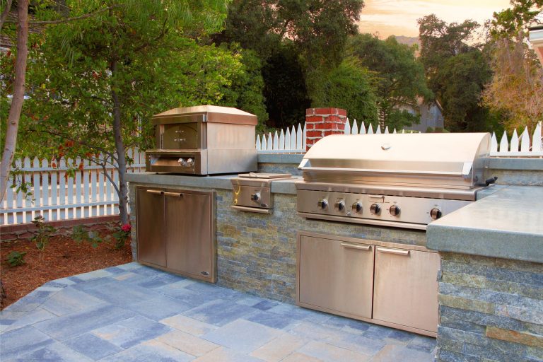Backyard stone patio kitchen photo in Los Angeles