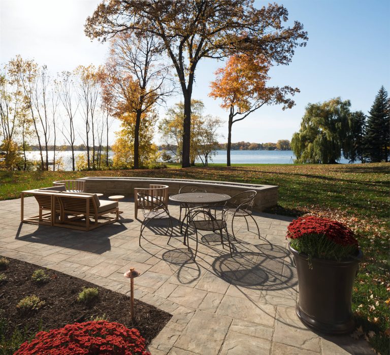 Builder: John Kraemer & Sons | Architecture: Sharratt Design | Landscaping: Yardscapes | Photography: Landmark Photography