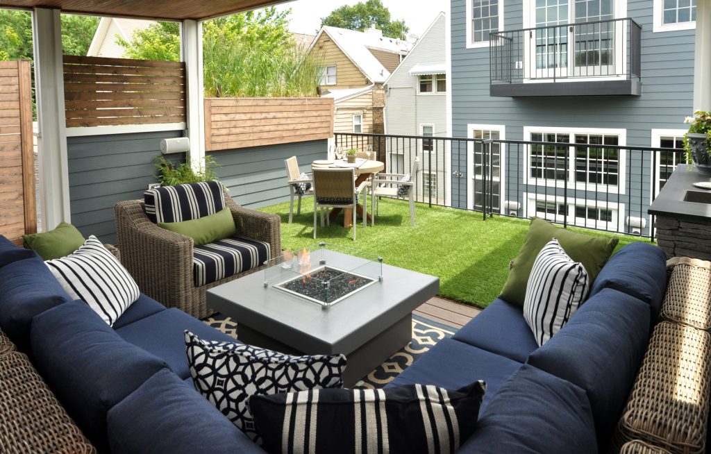 Building of the Outdoor Deck and Veranda: Chicago Roof Deck & Garden (Design collaboration with Adam Miller & Vanessa Slivinski) Photography by: Mieke Zuiderweg