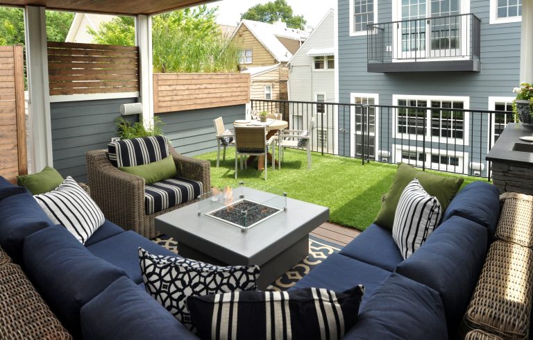 Building of the Outdoor Deck and Veranda: Chicago Roof Deck & Garden (Design collaboration with Adam Miller & Vanessa Slivinski) Photography by: Mieke Zuiderweg
