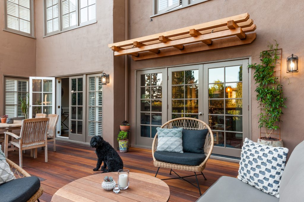 Cantilevered Redwood Arbor, Batu Deck