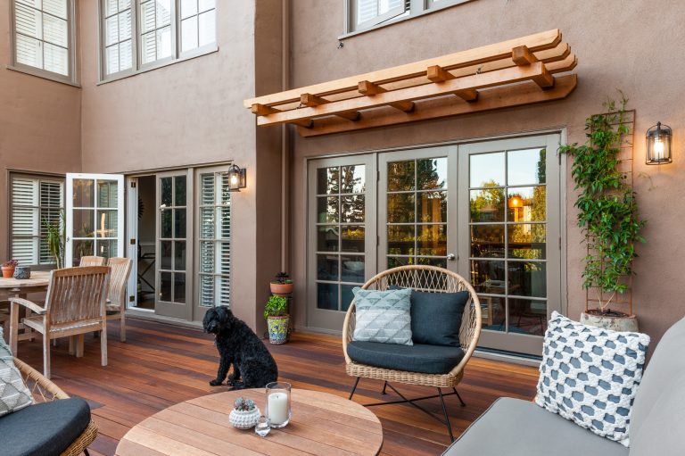 Cantilevered Redwood Arbor, Batu Deck