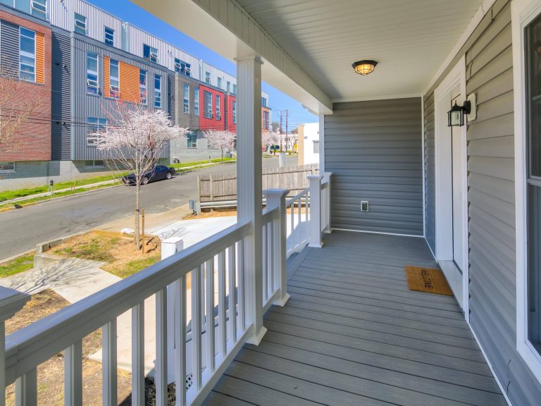 Carl Bruce, Struxture