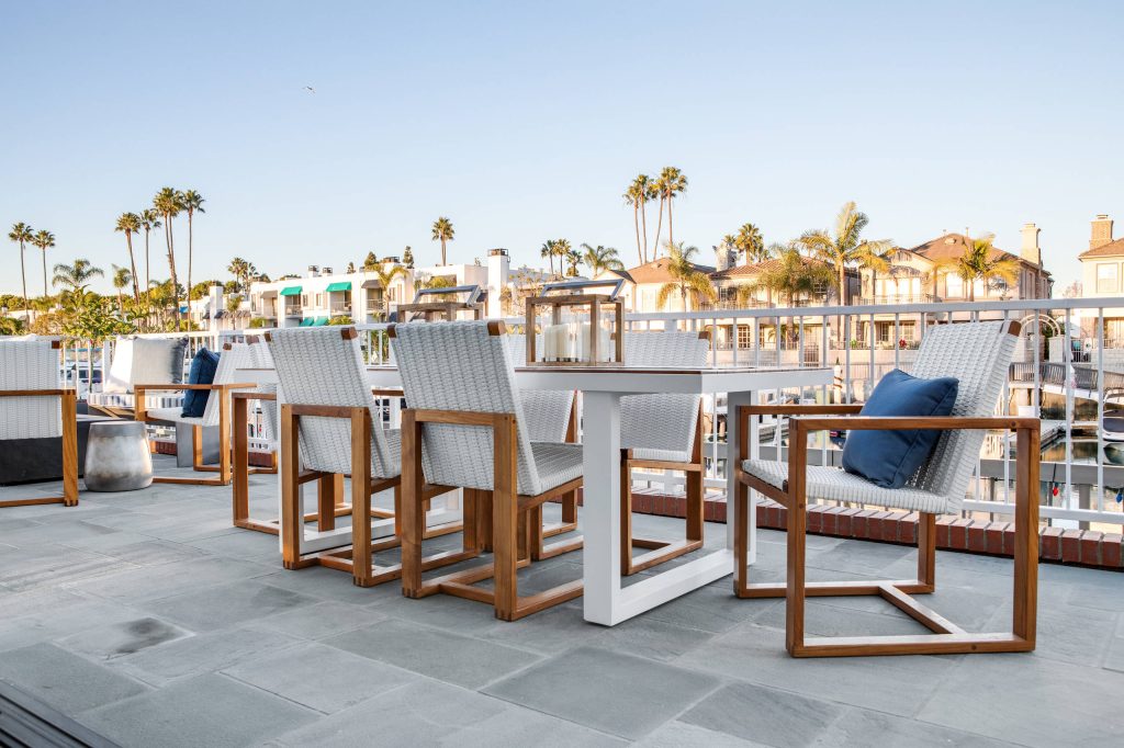 Contemporary Coastal Patio Design: Three Salt Design Co. Build: UC Custom Homes Photo: Chad Mellon