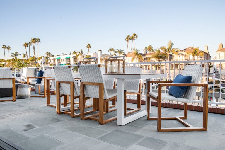 Contemporary Coastal Patio Design: Three Salt Design Co. Build: UC Custom Homes Photo: Chad Mellon