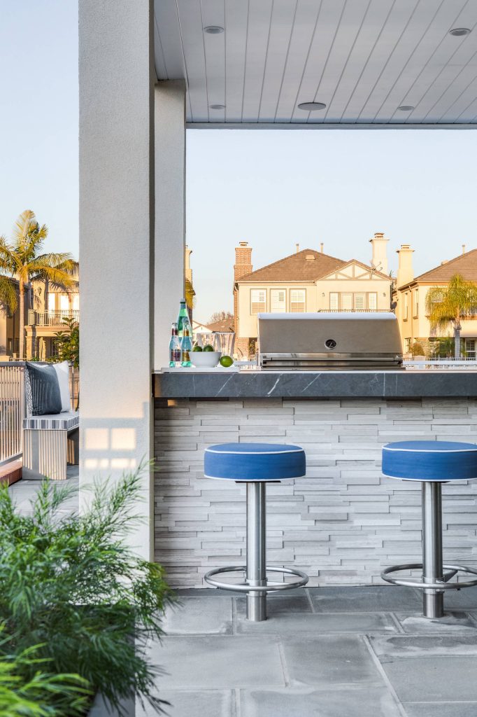 Contemporary Coastal Patio Design: Three Salt Design Co. Build: UC Custom Homes Photo: Chad Mellon