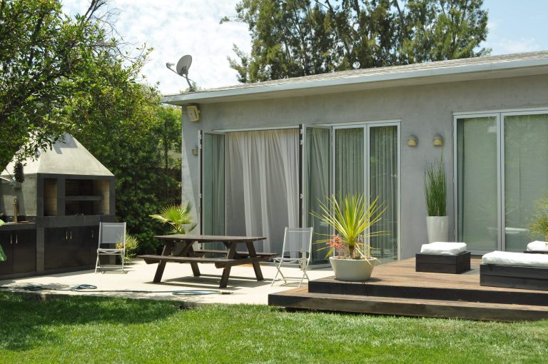 Contemporary metal patio cover in Sherman Oaks, 91401