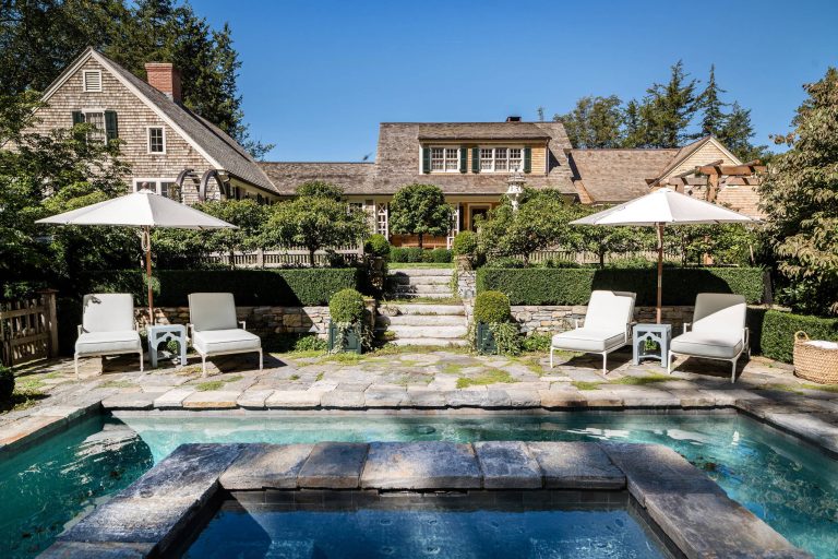 Cottage chic pool photo in New York