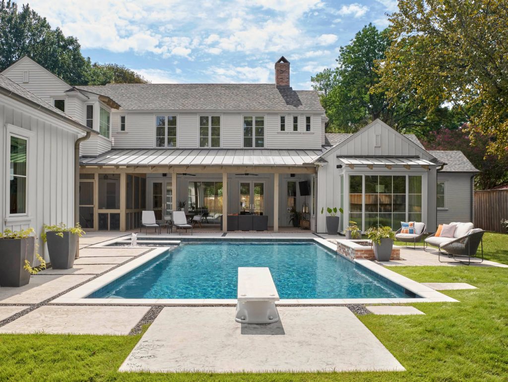 Country backyard l-shaped pool photo in Dallas