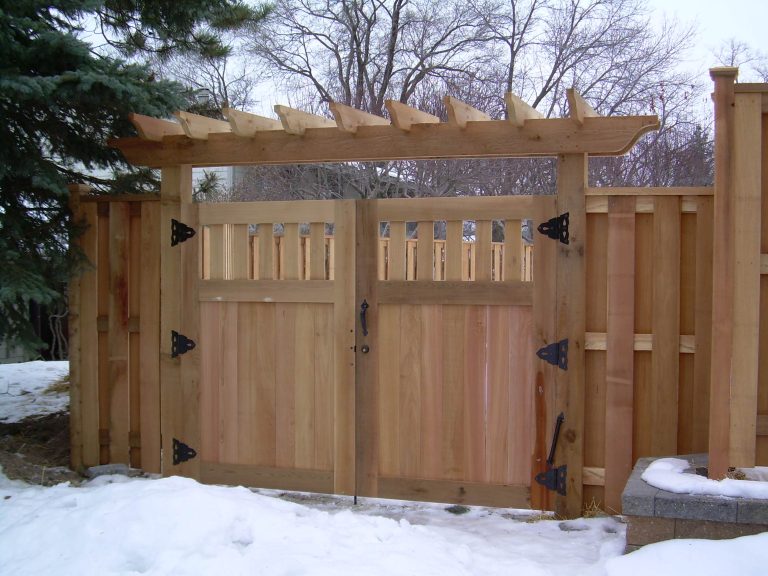 Custom gate and arbor designed and installed by Dakota Unlimited.
