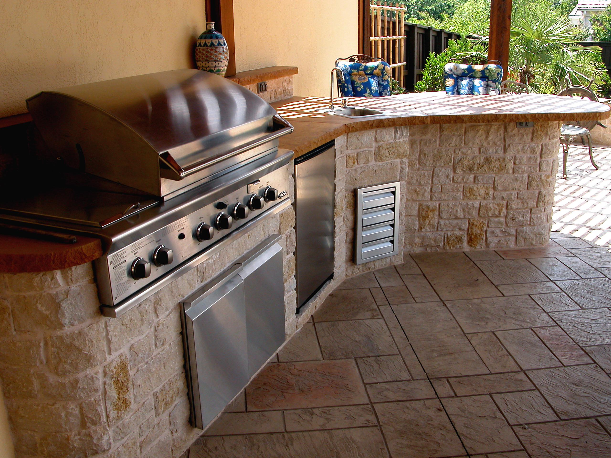 © Daniel Bowman Ashe www.visuocreative.com for Dal-Rich Construction, Inc.
Patio kitchen – mid-sized traditional backyard stone patio kitchen idea in Dallas with a roof extension