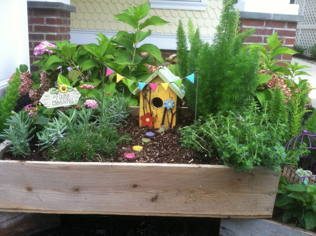 Deck container garden - traditional deck container garden idea in Philadelphia