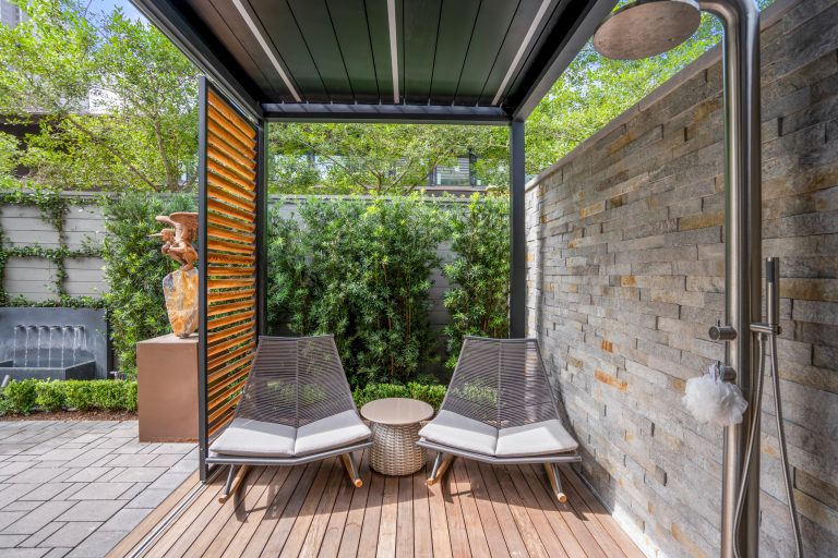 Deck - contemporary deck idea in Houston