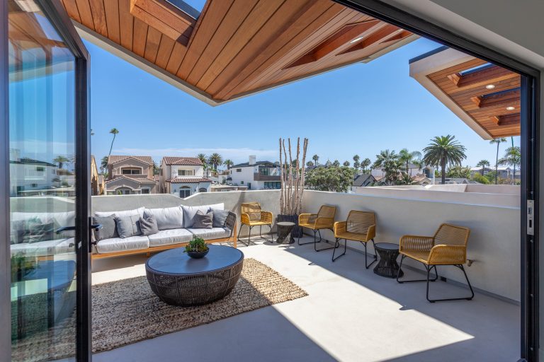 Deck - contemporary deck idea in Los Angeles