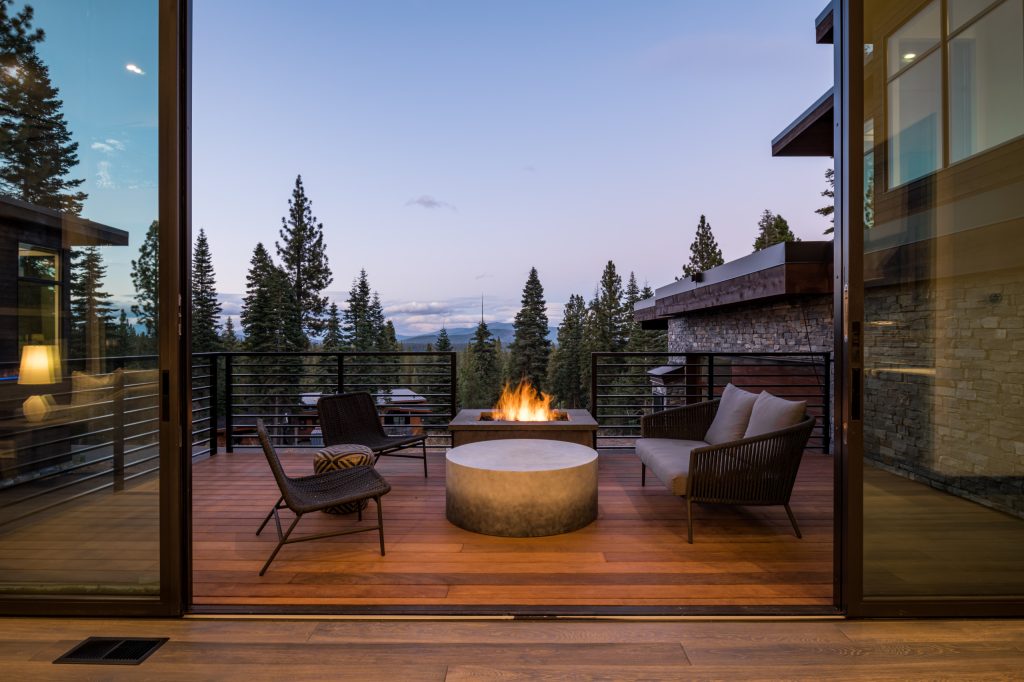 Deck - contemporary deck idea in Sacramento