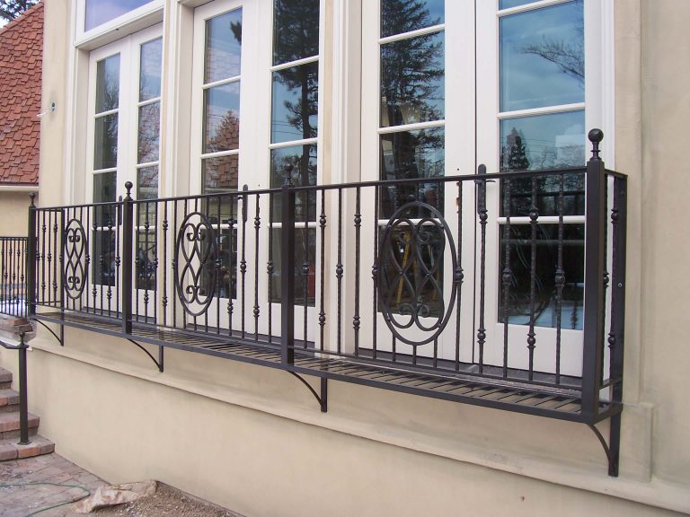 Deck - mid-sized traditional side yard deck idea in Salt Lake City with no cover