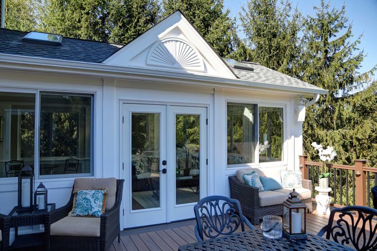 Deck - mid-sized transitional deck idea in New York