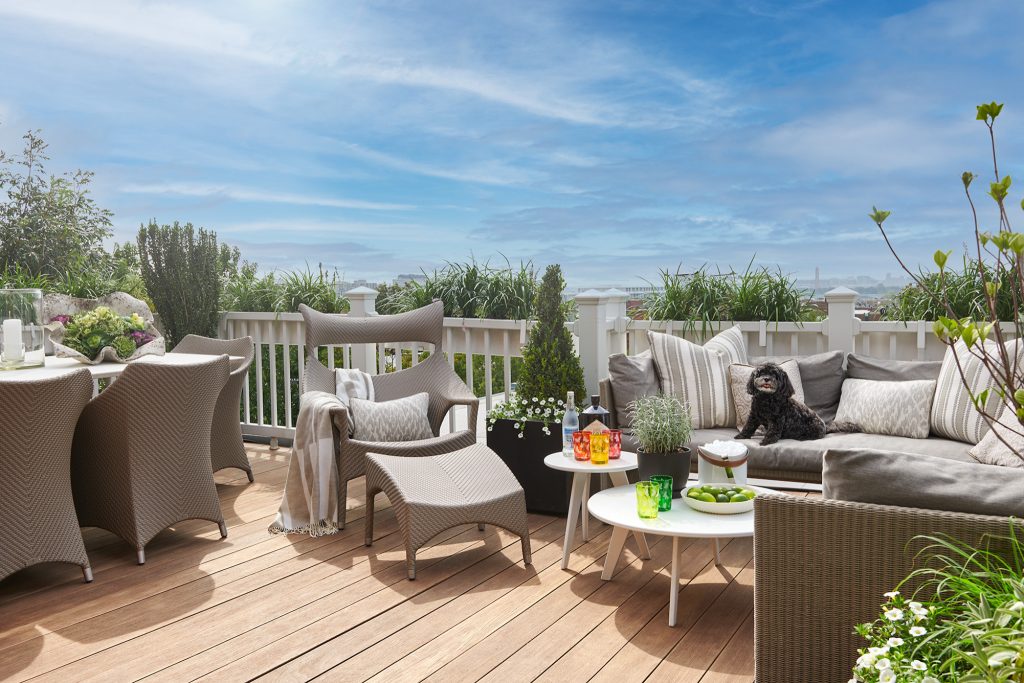 Deck - mid-sized transitional rooftop second story deck idea in DC Metro