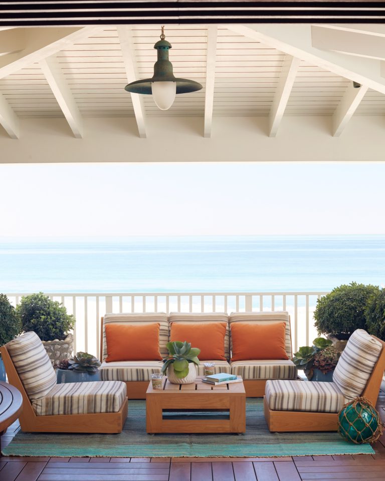 Deck - tropical deck idea in Los Angeles