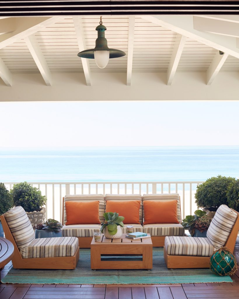 Deck - tropical deck idea in Los Angeles