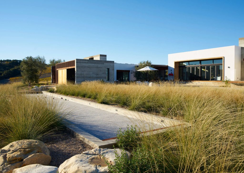Design ideas for a contemporary drought-tolerant and full sun backyard landscaping in San Luis Obispo.