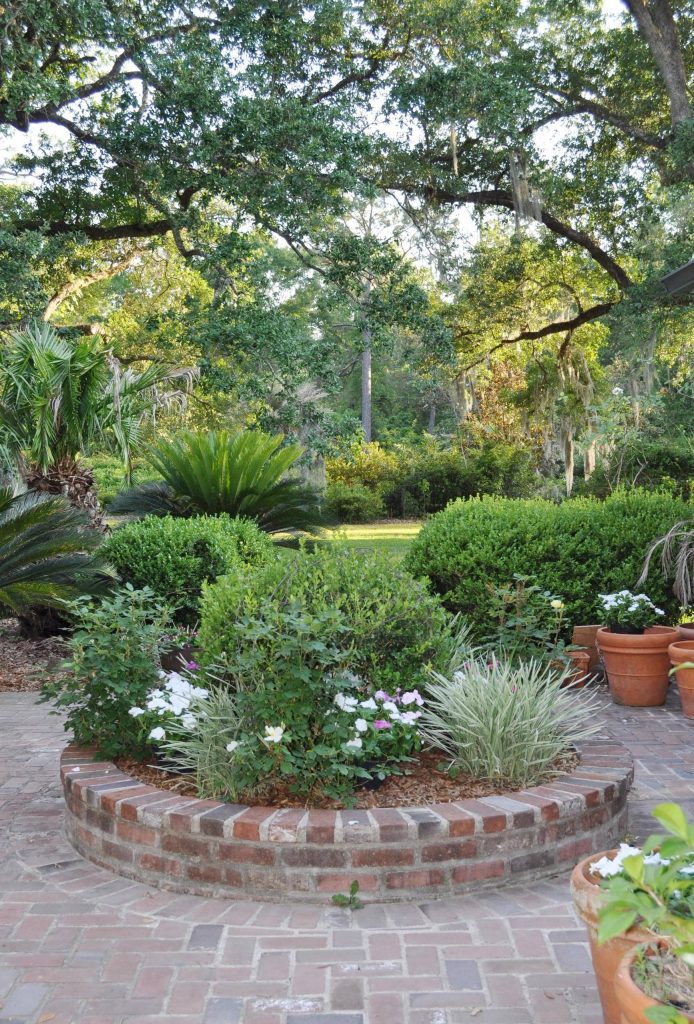 Design ideas for a farmhouse backyard brick landscaping in New Orleans.