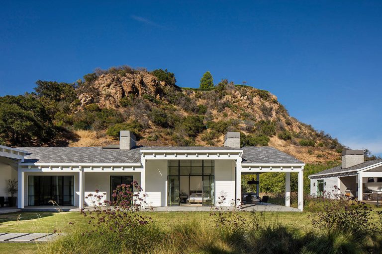 Design ideas for a farmhouse backyard landscaping in Los Angeles.