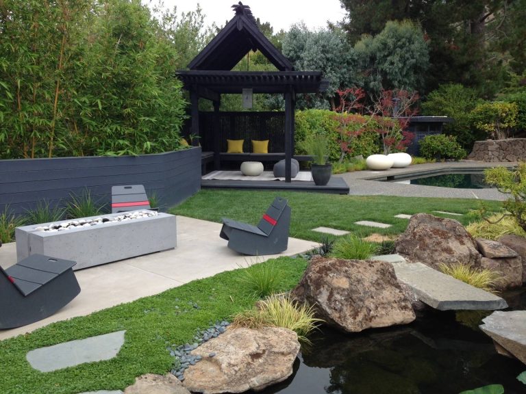 Design ideas for a large asian full sun backyard pond in San Francisco.