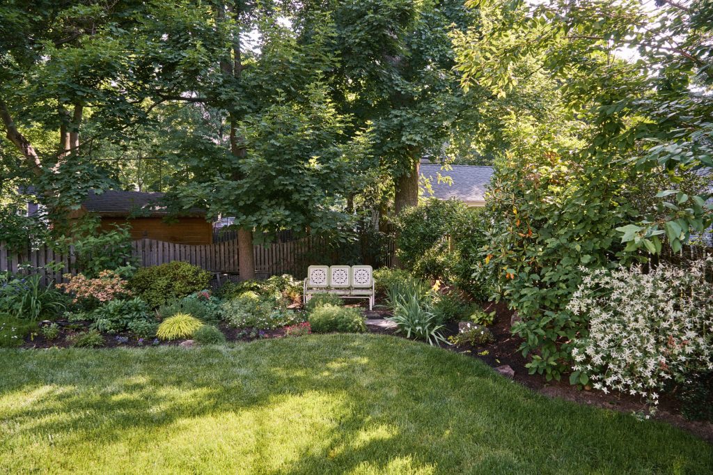 Design ideas for a large transitional backyard stone landscaping in New York.