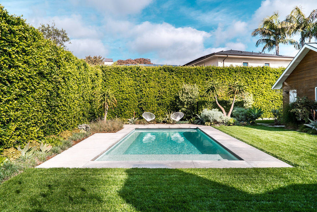 Design ideas for a mid-century modern backyard landscaping in Orange County.