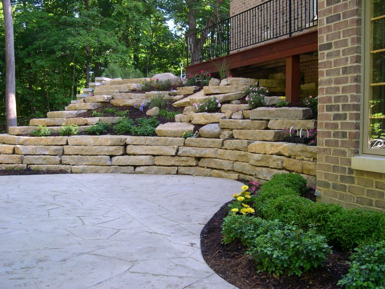 Design ideas for a mid-sized traditional backyard mulch retaining wall landscape in Chicago.