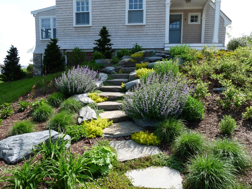 Design ideas for a mid-sized traditional full sun backyard mulch landscaping in Louisville.