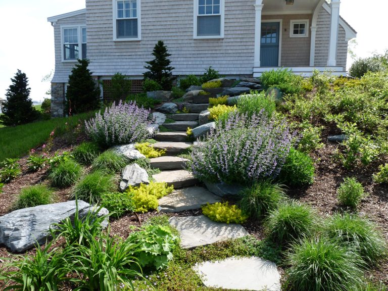 Design ideas for a mid-sized traditional full sun backyard mulch landscaping in Louisville.