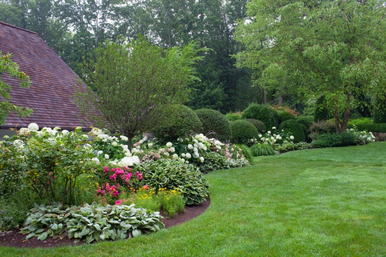 Design ideas for a mid-sized traditional partial sun backyard landscaping in New York.