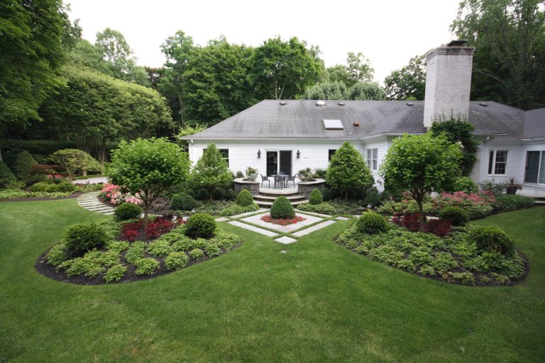 Design ideas for a traditional full sun backyard landscaping in New York.