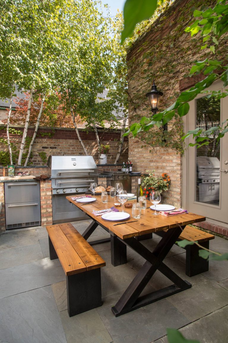 Despite its compact size, this outdoor kitchen has extensive cooking capabilities.