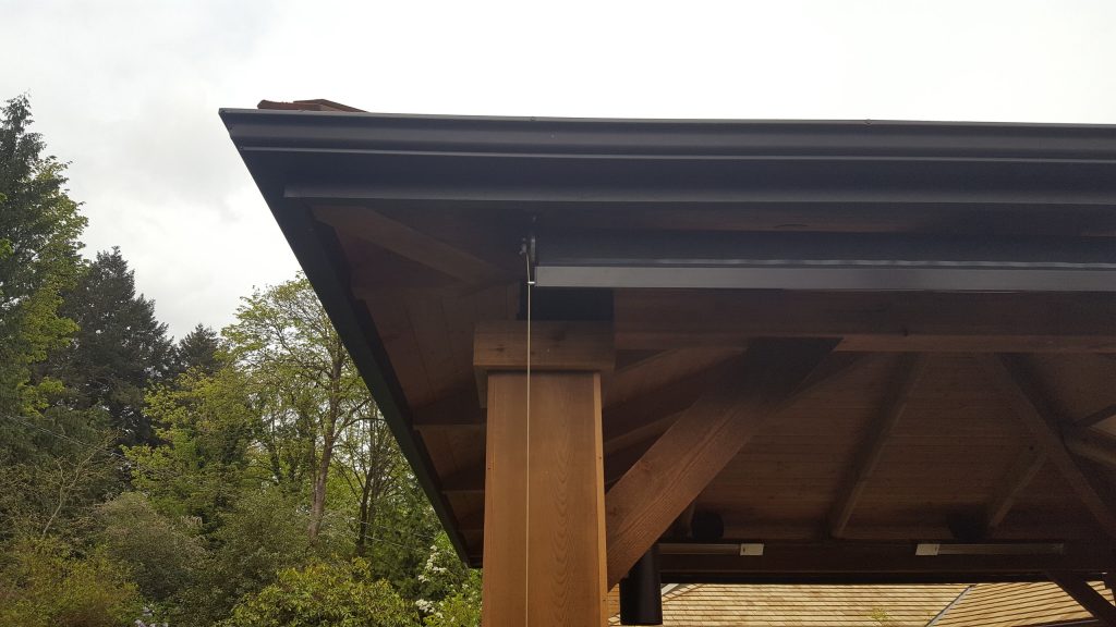 Detail view of cable guided drop screen