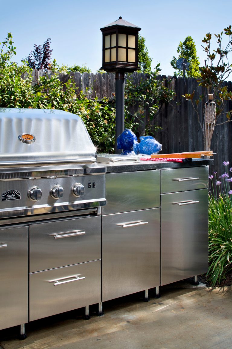 Don't forget, when designing an outdoor kitchen, to be aware of the prevailing winds so smoke from your grilling doesn't blow into the house. Chipper Hatter Photography