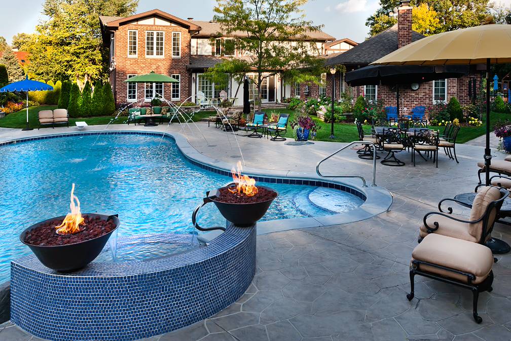 Elegant custom-shaped pool fountain photo in Chicago