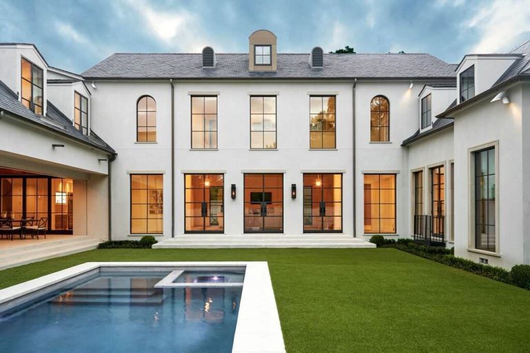 Elegant pool photo in Austin